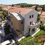 Medora 4*